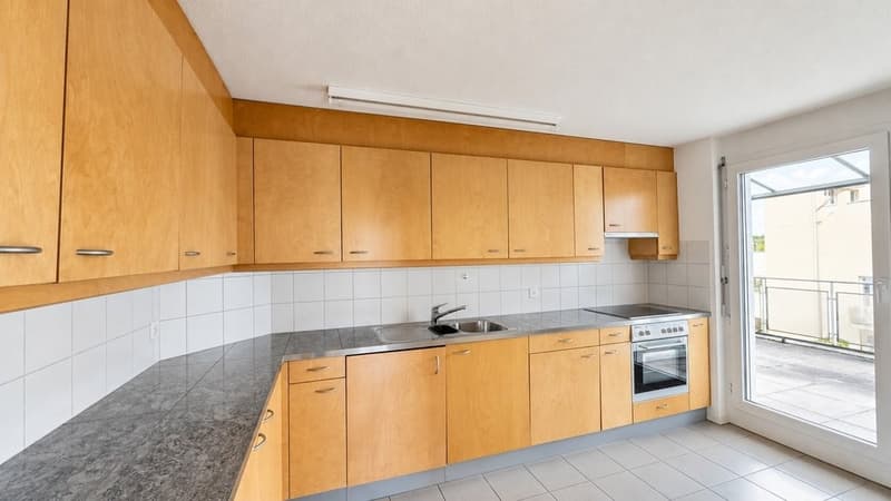 Helle_L-foermige_Holzkueche_mit_Balkonblick.jpg