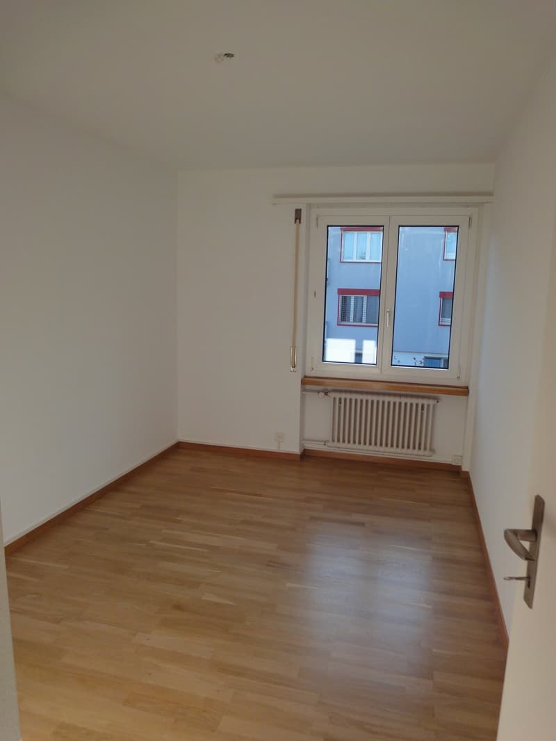 Appartamento luminoso 4.5 locali con balcone e bella vista ad Adliswil (8)