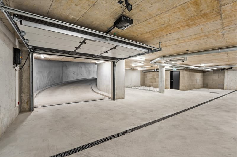 Töff-PP in new, modern underground parking (1)