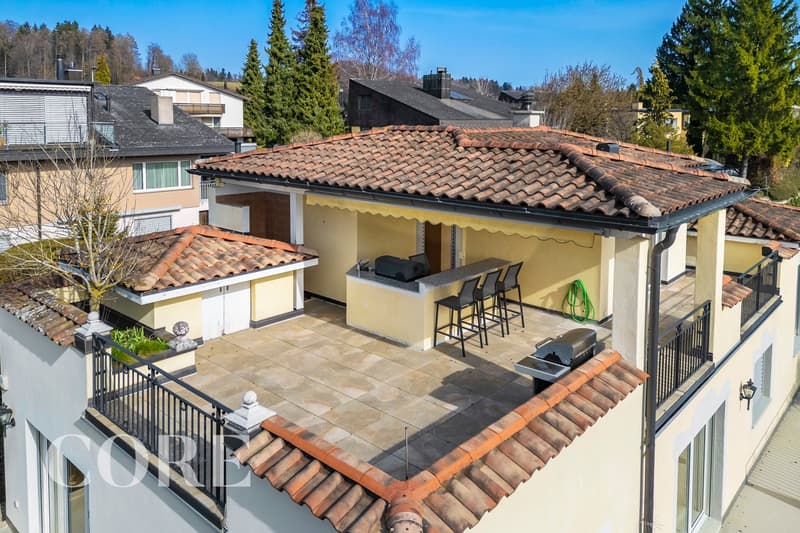 DG: grosse teilw. gedeckte Terrasse