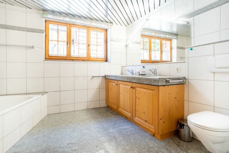 Zweifamilienhaus mit Bauland - Eine einmalige Gelegenheit (26)