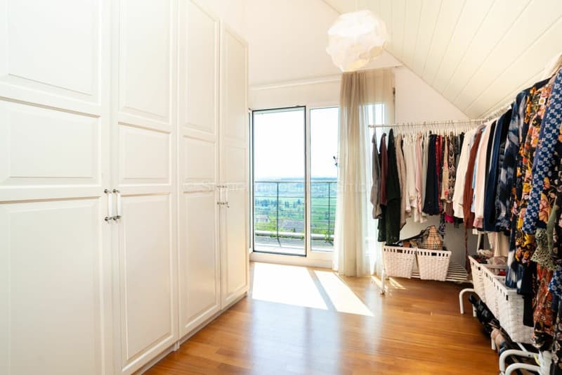 MEDITERRAN LICHTDURCHFLUTETES 6.5 ZIMMER HAUS MIT TRAUMAUSSICHT (27)
