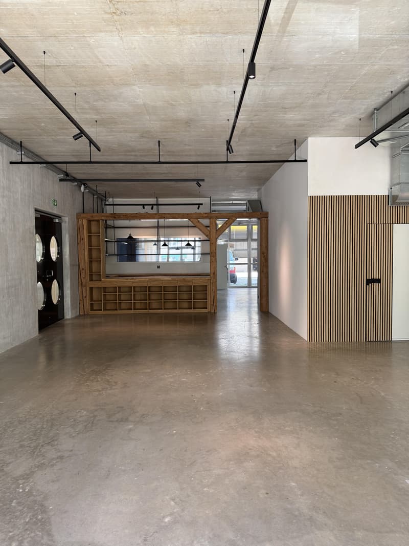 Espace de restauration prêt à l'emploi dans un immeuble neuf (2)