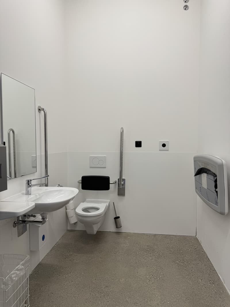 Espace de restauration prêt à l'emploi dans un immeuble neuf (11)