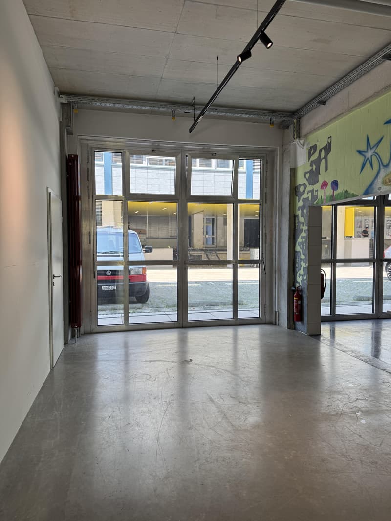 Espace de restauration prêt à l'emploi dans un immeuble neuf (9)
