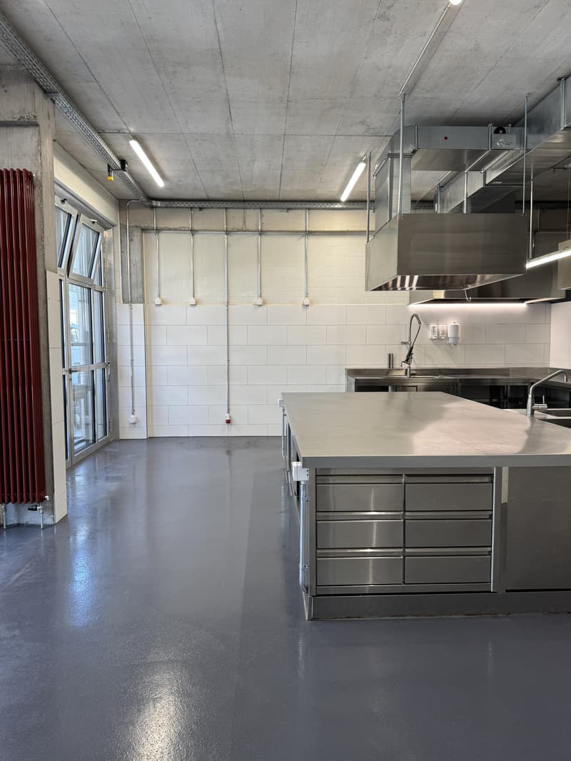 Espace de restauration prêt à l'emploi dans un immeuble neuf (6)