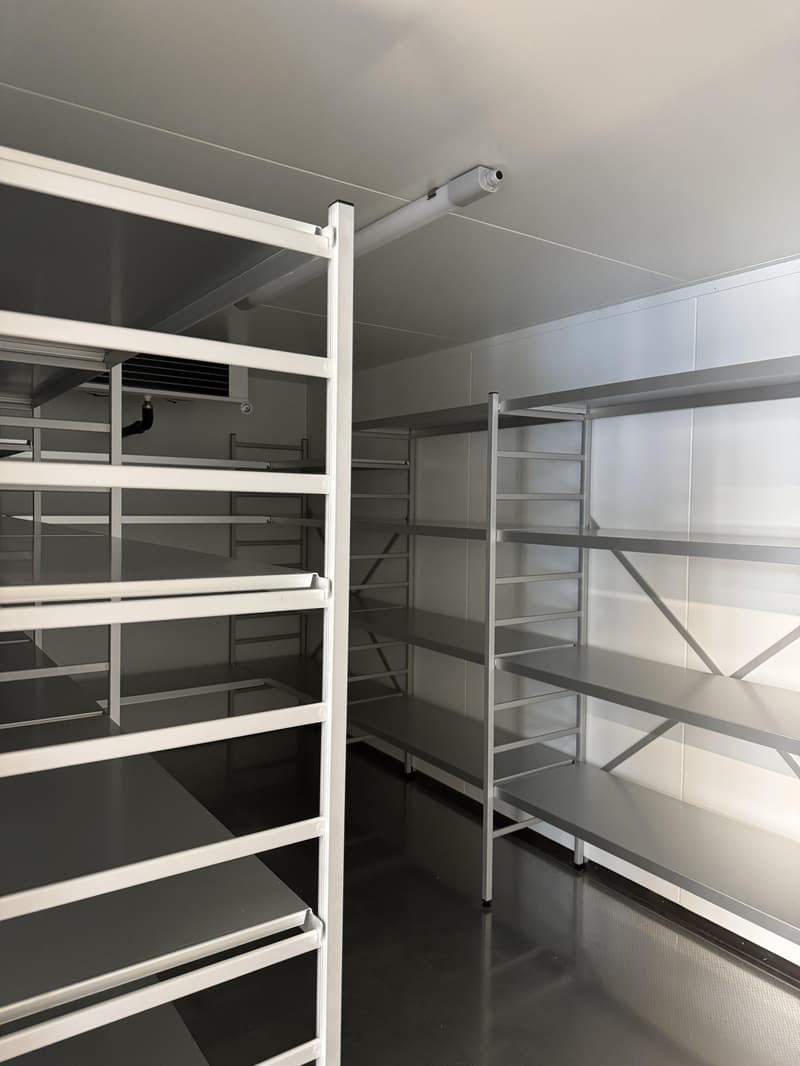 Espace de restauration prêt à l'emploi dans un immeuble neuf (7)