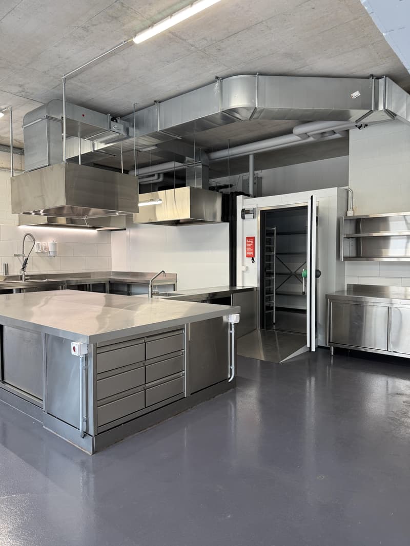 Espace de restauration prêt à l'emploi dans un immeuble neuf (5)