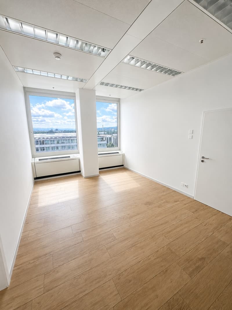 Thoughtful design for 6s Exclusive commercial space on the 7th floor of TMC with private rooftop terrace and panoramic view (6)