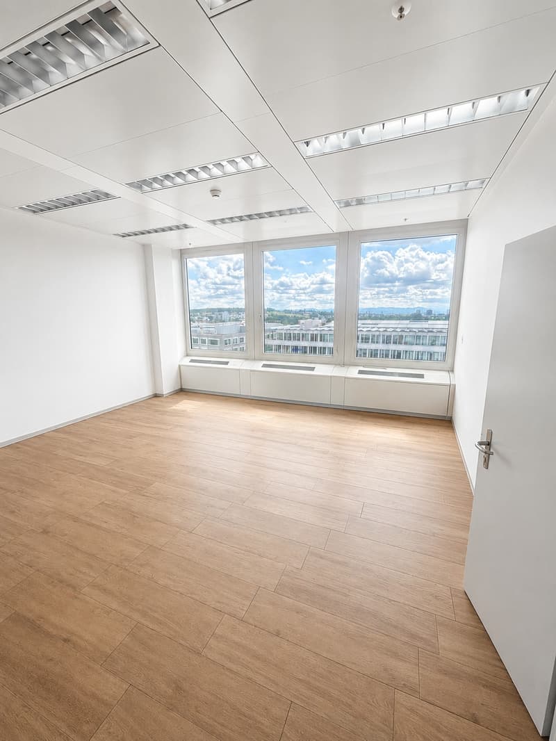 Thoughtful design for 6s Exclusive commercial space on the 7th floor of TMC with private rooftop terrace and panoramic view (4)