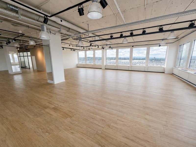 Thoughtful design for 6s Exclusive commercial space on the 7th floor of TMC with private rooftop terrace and panoramic view (5)