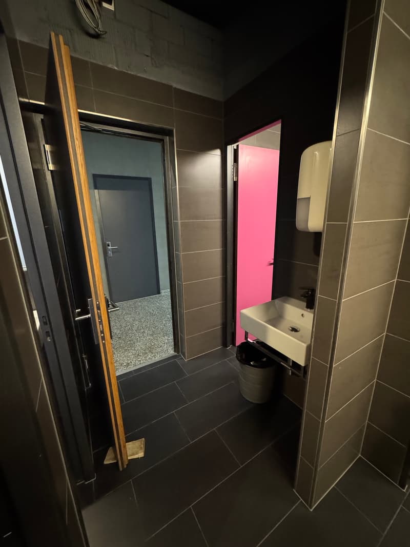 Espace commercial au 4e étage – Concept de vente et d'entrepôt moderne à Dietikon (8)