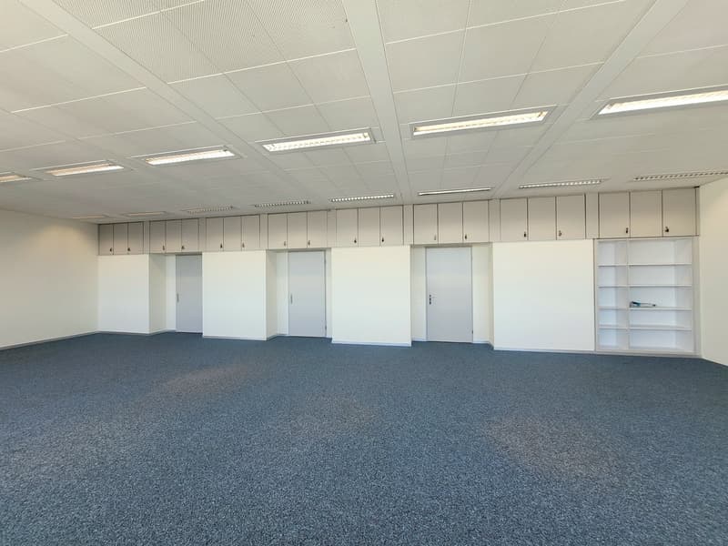 empty room, white walls, white ceiling, white shelves, gray floor