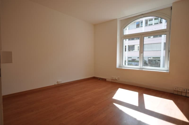 empty room, wooden floor, white walls, large window, sunlight