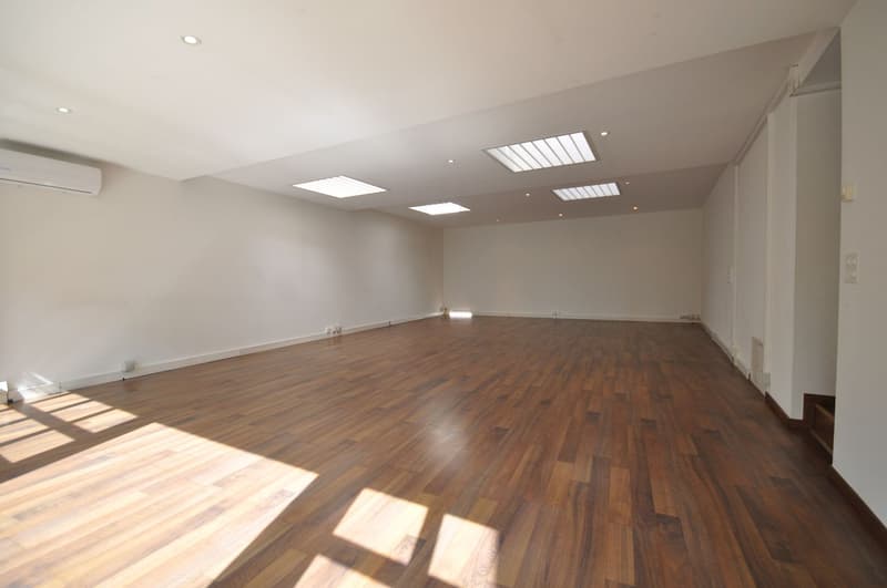 empty room, wooden floor, white walls, ceiling with lights, air conditioner