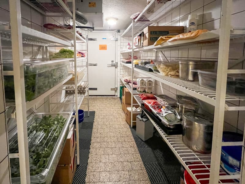 Limited until 30.09.2027: Turnkey restaurant with inventory at top location (12)