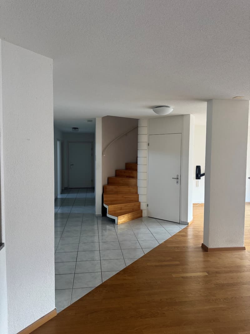 Grosszügige 5.5-Zimmer-Dachmaisonette in Samstagern – Sofort verfügbar! (2)