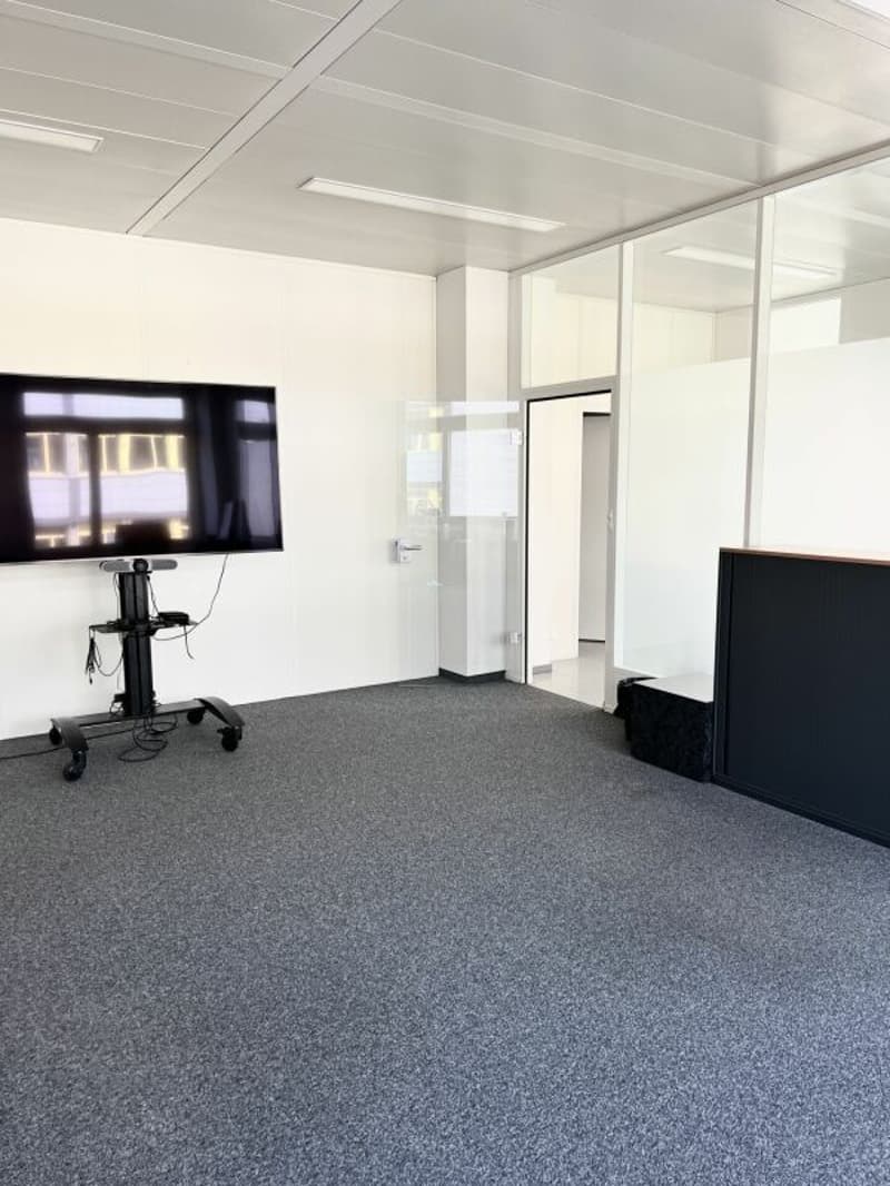 Bright, attractive office space for rent (1)