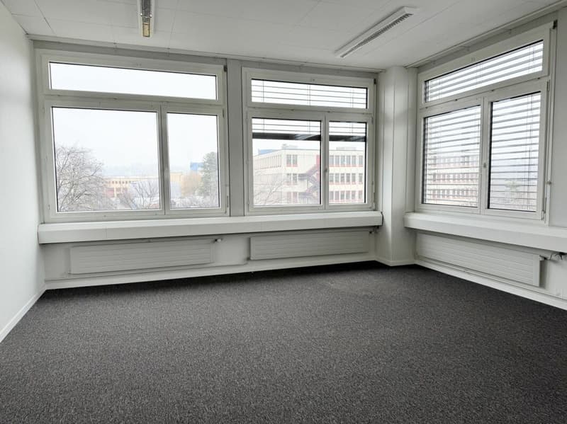 Büro mit grosser Fensterfront