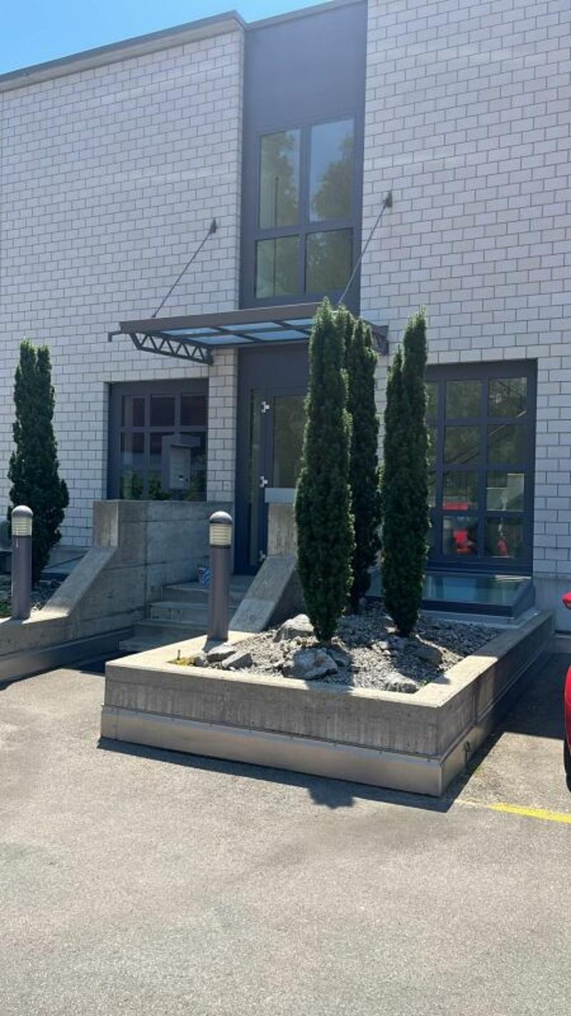 Bright office with private balcony and WC (1)