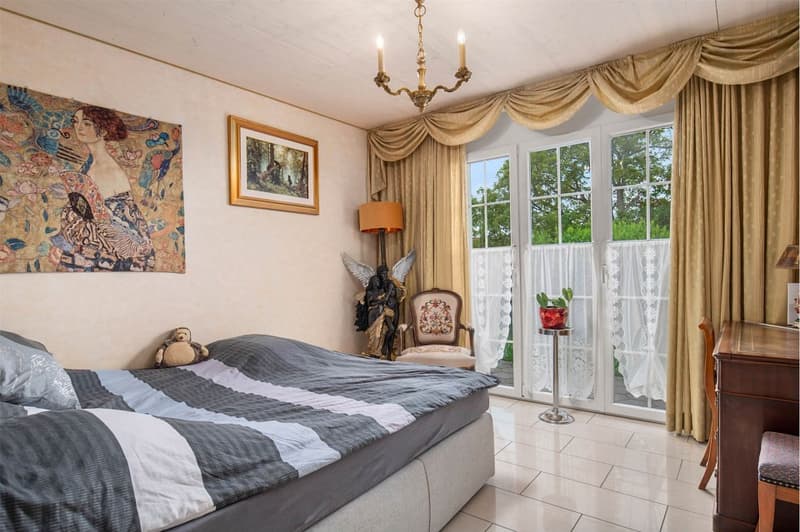 Estate with main and guest house / office in a unique location (7)