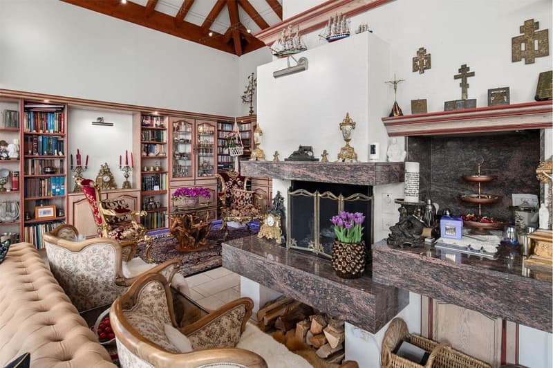 Estate with main and guest house / office in a unique location (4)