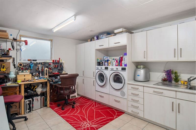 Estate with main and guest house / office in a unique location (11)