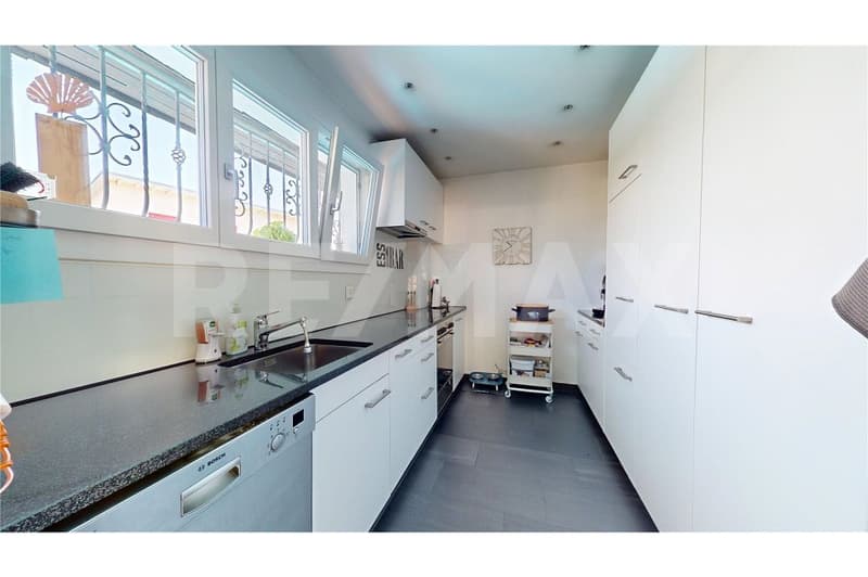 Well-maintained single-family house with winter garden and pool (3)