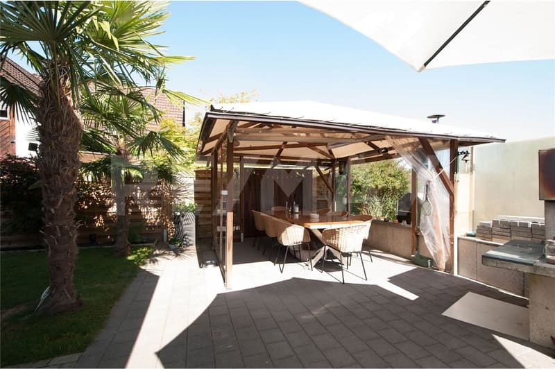 Well-maintained single-family house with winter garden and pool (13)