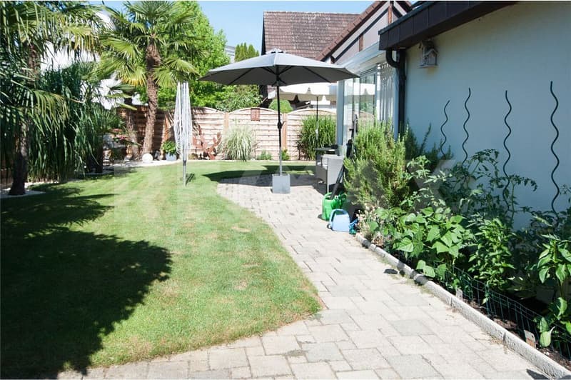 Well-maintained single-family house with winter garden and pool (11)
