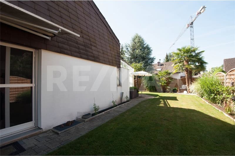 Well-maintained single-family house with winter garden and pool (12)