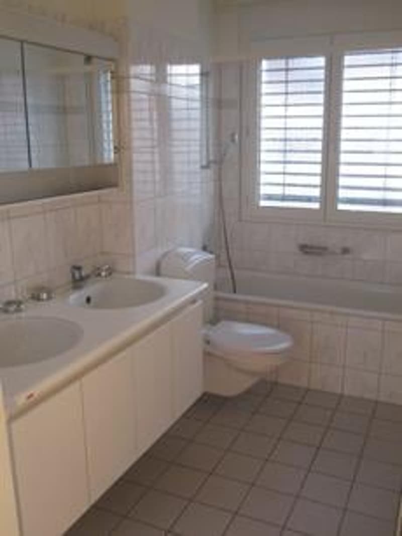Badezimmer Badewanne, WC und Doppellavabo