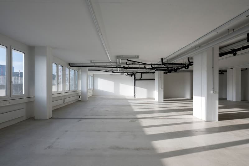 empty room, white walls, white ceiling, white floor, windows, pipes on ceiling