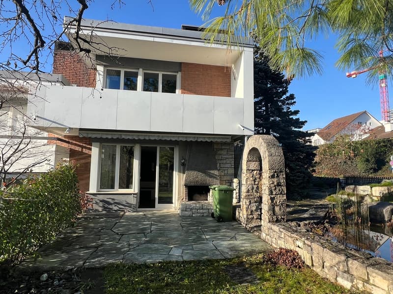 Great corner semi-detached house in a popular neighborhood (4)