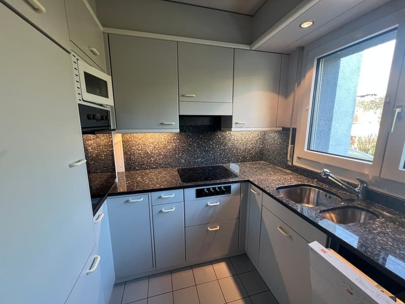 Great corner semi-detached house in a popular neighborhood (9)