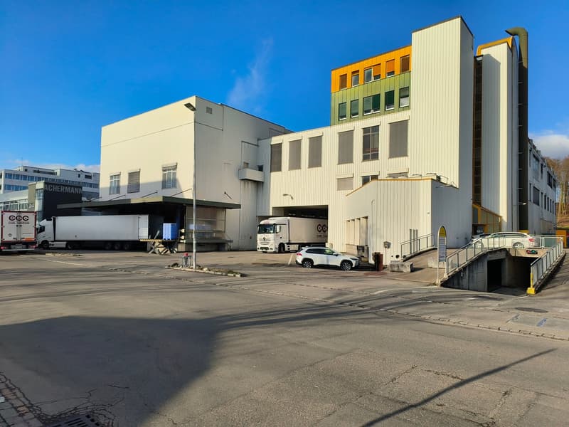 Vermietung Gewerbe-/Lagerflächen ca. 13'600 m² mit acht LKW-Rampen überdacht