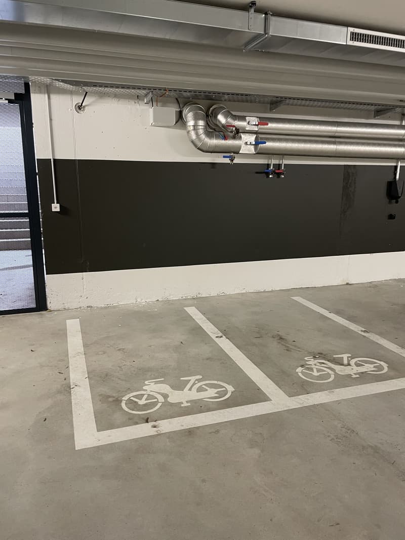 Tiefgaragenparkplätze für Motorräder an der Schärenmoosstrasse (2)