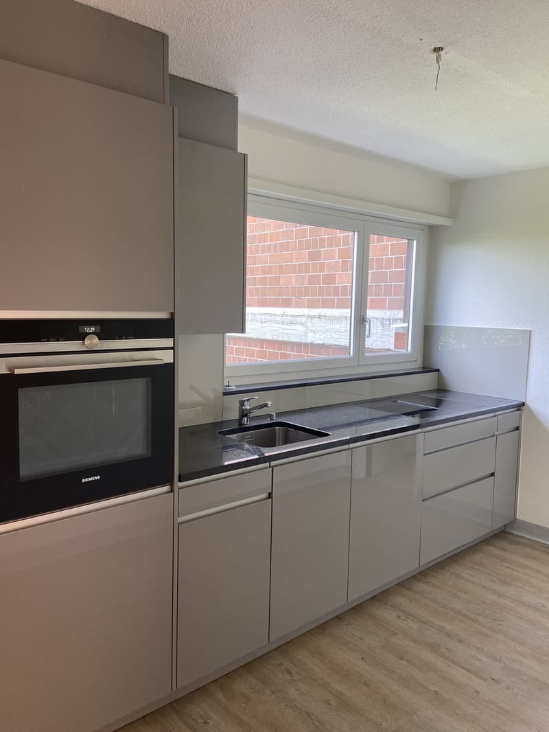Wunderschöne 2.5-Zimmer-Wohnung mit Garagenplatz per 1.8.26 zu vermieten - Ruhige Lage mit Aussicht! (5)