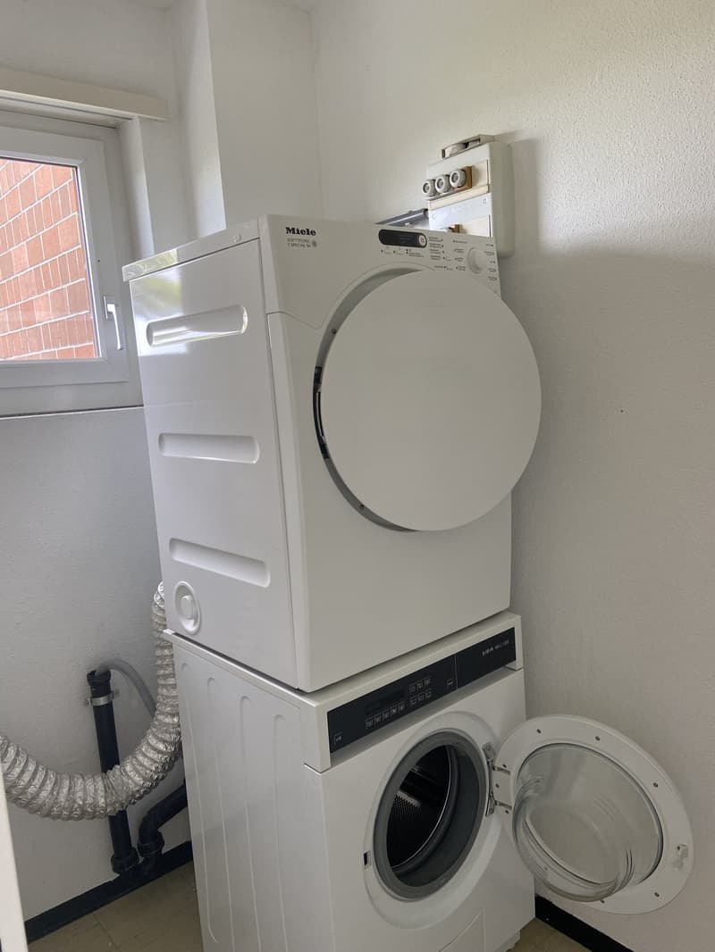 Wunderschöne 2.5-Zimmer-Wohnung mit Garagenplatz per 1.8.26 zu vermieten - Ruhige Lage mit Aussicht! (4)