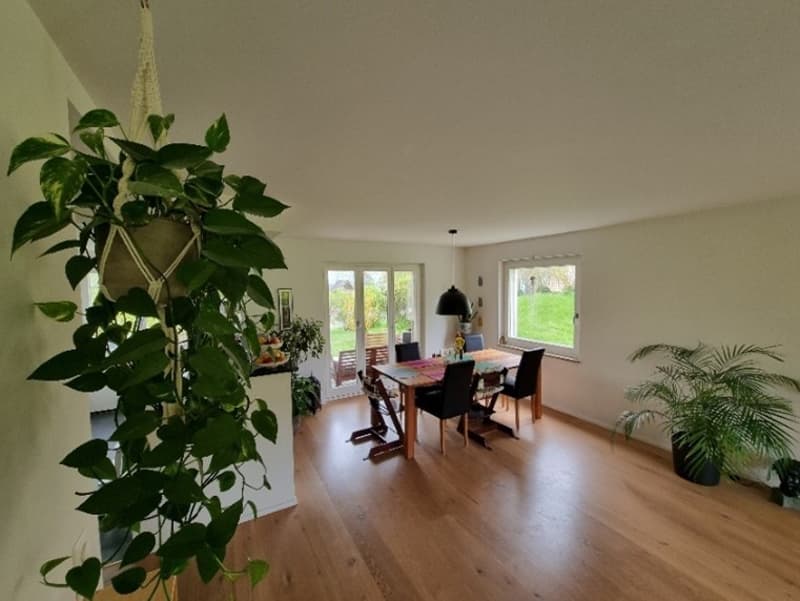 Bright 4.5-room apartment with garden, 2 garage spaces, and hobby room in Thalwil (3)