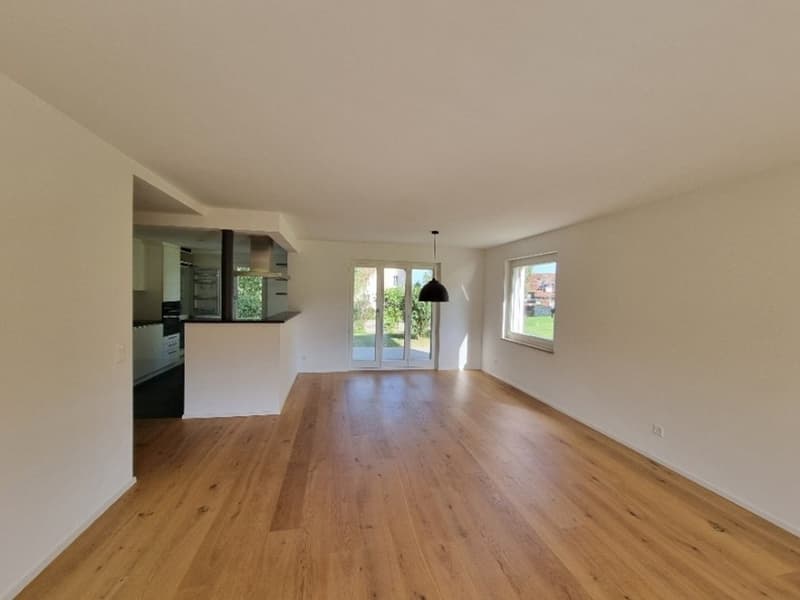 Bright 4.5-room apartment with garden, 2 garage spaces, and hobby room in Thalwil (2)