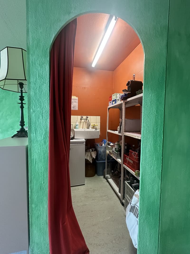 Spazio di vendita con vetrina (5)