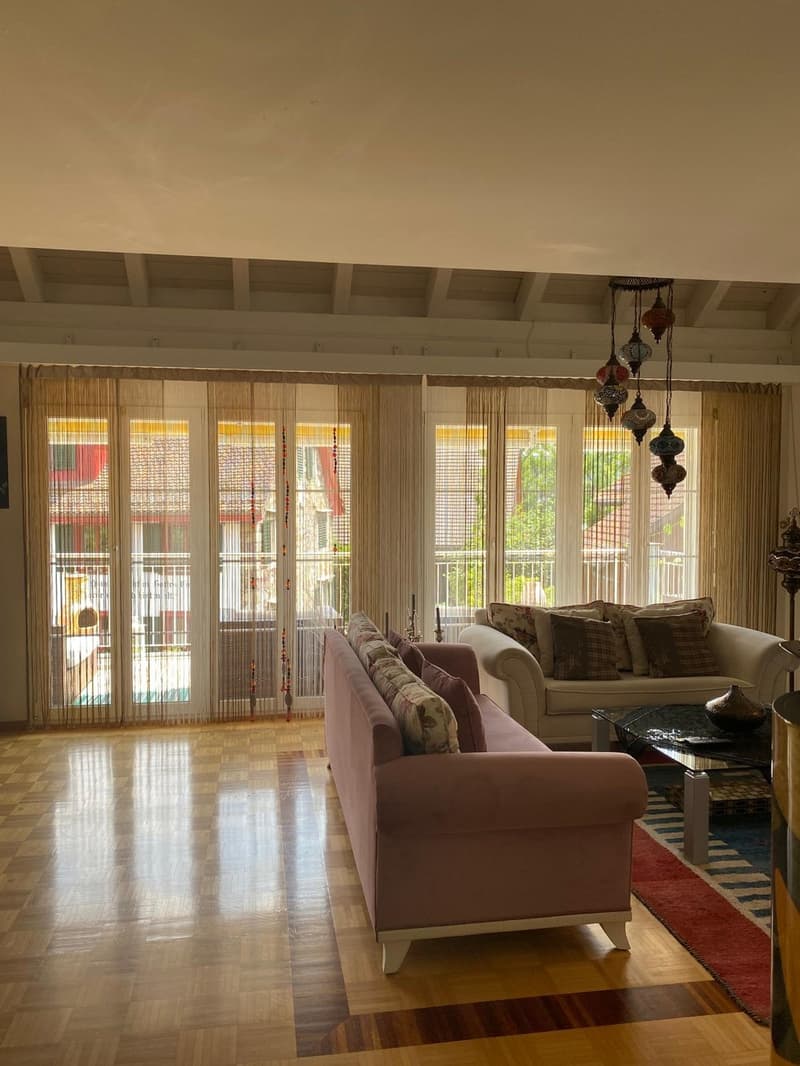 Casa familiare di 5,5 locali con giardino circondante, camino, garage e 4 posti auto a Unterengstringen (1)