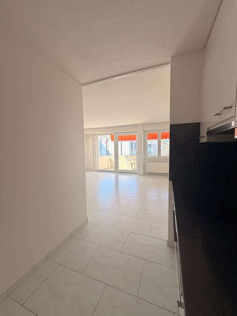 Appartement de 3.0 pièces fraîchement rénové en partie au 5e étage dans un bon emplacement (6)