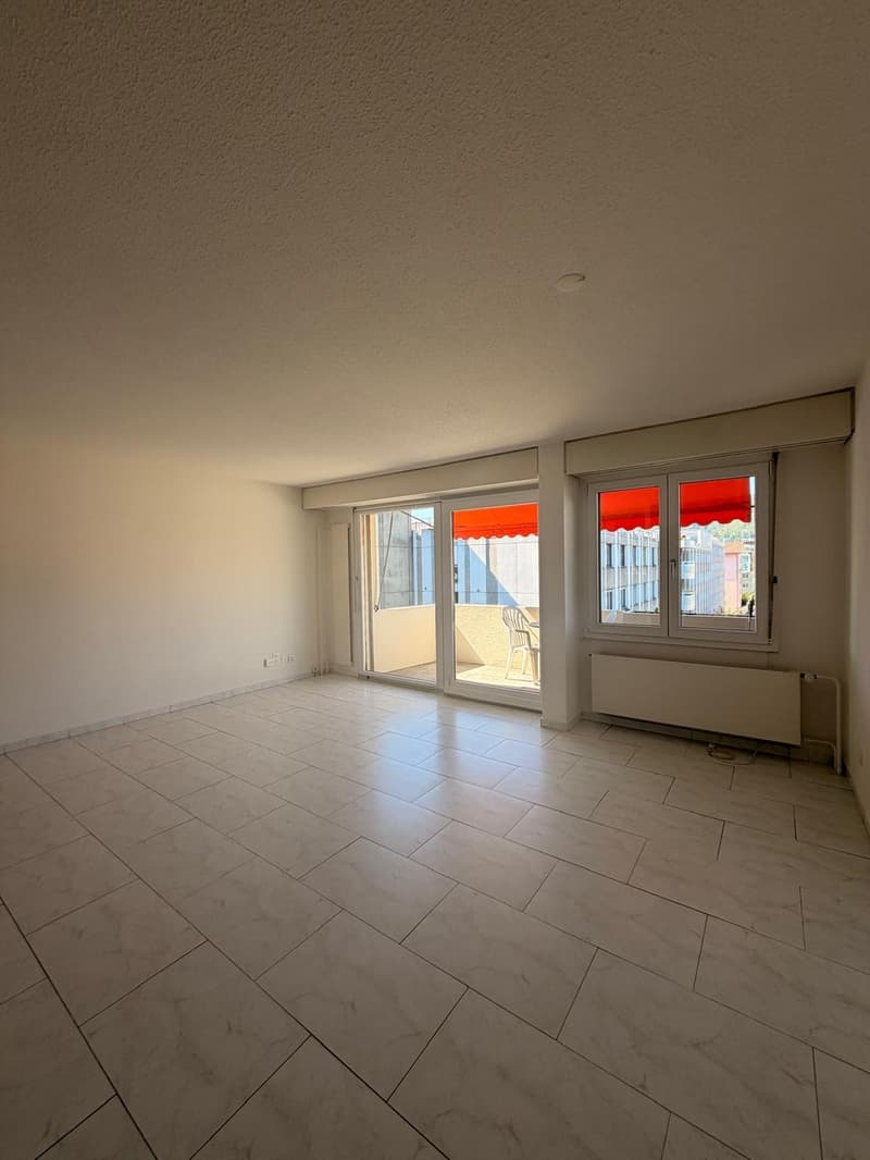 Appartement de 3.0 pièces fraîchement rénové en partie au 5e étage dans un bon emplacement (2)