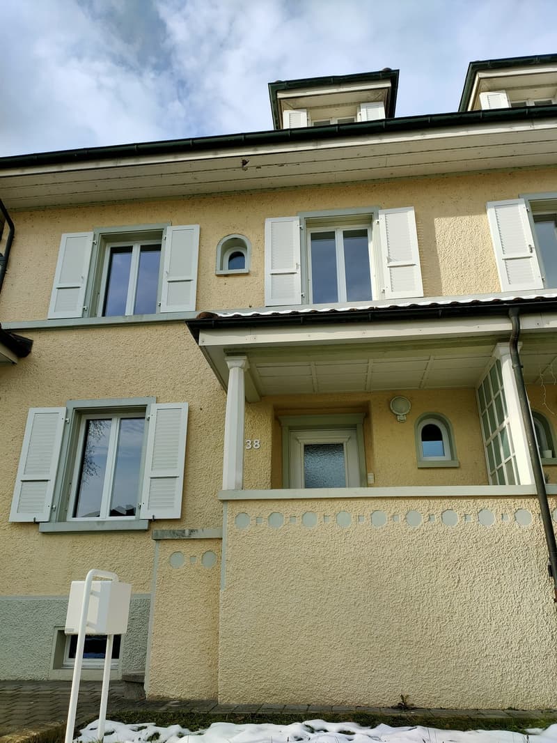 Affascinante casa a schiera di 5,5 locali in una posizione tranquilla nel villaggio di Utzenstorf (1)