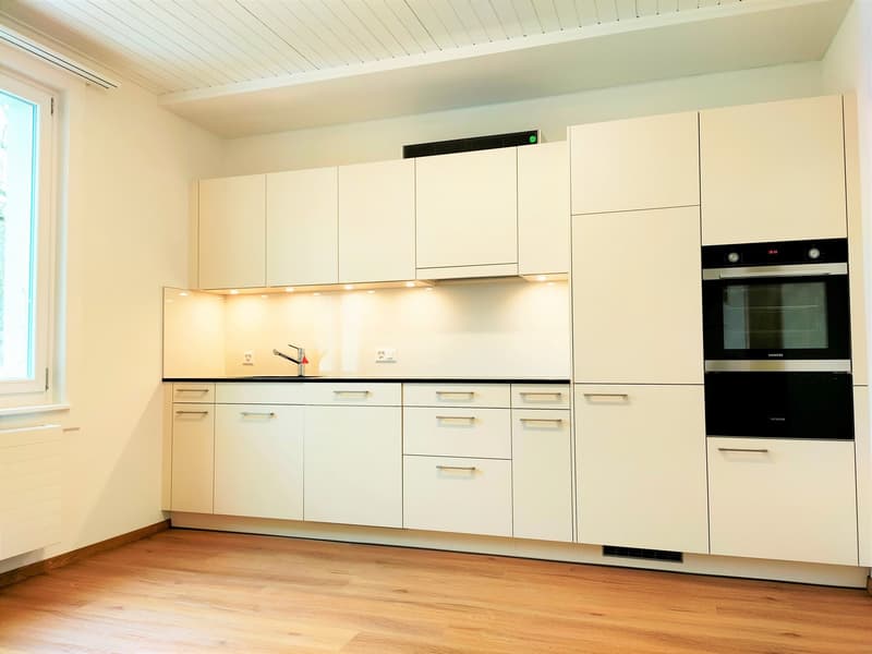Affascinante casa a schiera di 5,5 locali in una posizione tranquilla nel villaggio di Utzenstorf (7)