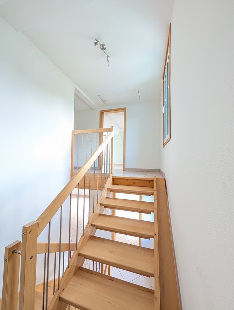 Maisonette moderna di 5,5 locali (127m²) nel centro: 2 minuti alla stazione/Migros, utilizzo del giardino & vista sulla montagna (7)