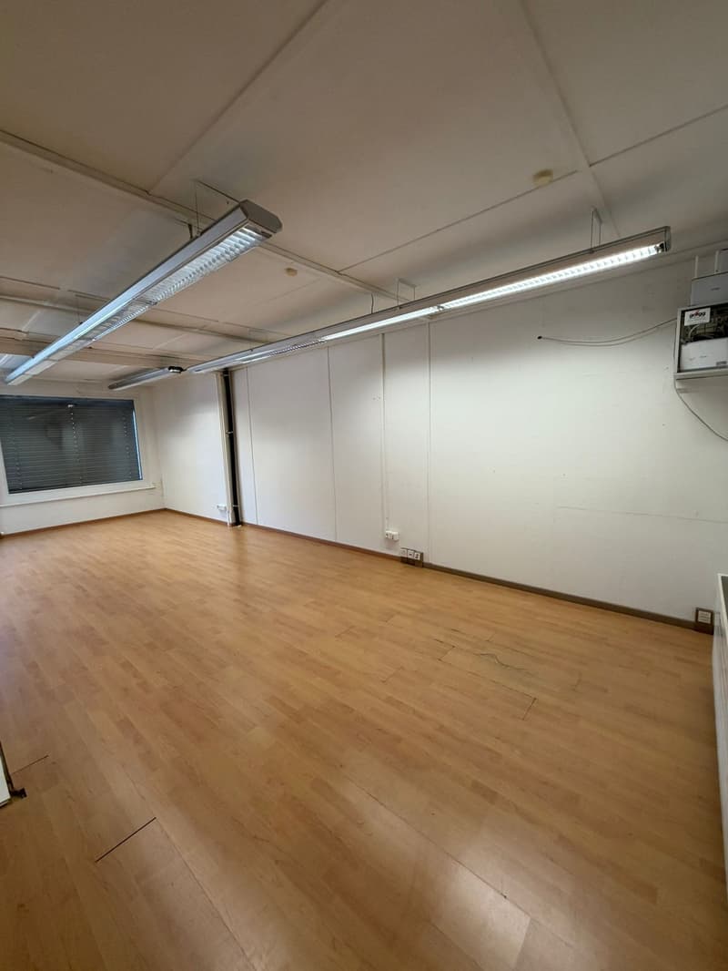 Spazio commerciale polivalente/laboratorio in posizione centrale a Bützberg (5)