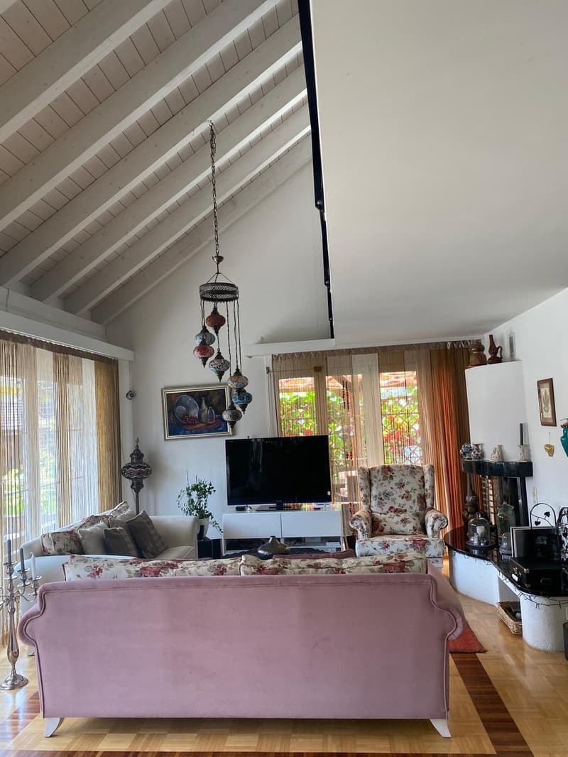 Family-friendly 5.5-room single-family house with a surrounding garden, chimney, garage, and 4 parking spaces in Unterengstringen (3)